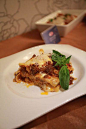 [牛肝菌菇肉醬千層麵 (Veal and porcini mushroom lasagna)] Recipe for 6 people這是義大利中部「羅馬尼里省」經典菜色，是需要烹飪技巧的料理，這裡加入牛肝菌菇，別有一番風味。材料：百味來千層麵(未煮)250公克、百味來拿坡里紅醬400公克、洋蔥(切碎)1/2粒、紅蘿蔔(切碎)1/2根、芹菜(切碎)1/2根、辣椒乾1/2小匙、大蒜(壓碎)1瓣、紅葡萄酒1杯、培根(切丁)50公克、牛肝菌菇(浸泡後瀝乾) 15公克、小牛肉(攪碎)......