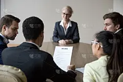 千禧一代雇主考虑求职者简历的后视图