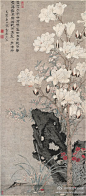 中国艺术品收藏：#花卉#【 明 孙克弘 《玉堂兰石图》 】纸本设色，135.8×59cm。花、石的画法均极工细，玉兰花用粉多次轻染分出浓淡。再用工笔勾勒，烘托出花瓣的肥厚、白嫩。玉兰的枝杆用顿挫的笔法完成，显得特别凝重干练。山石的画法是先用淡墨勾出轮廓，然后用浓淡墨多次晕染，逐渐加深，显现前后层次及石体的质感