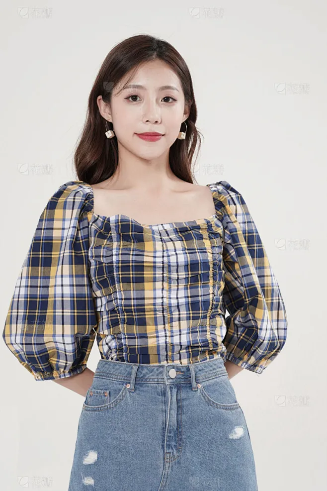 服饰系列写实模特穿着黑白黄格子一字肩上衣和蓝色短裙的摆拍LYQ_22_04281副本副本素材-花瓣网