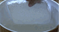 丙酮“溶解”泡沫塑料

acetone styrofoam.gif

原理：浅浅一层丙酮并不能真的把整块泡沫塑料“溶解”，实际上它只是溶解了聚苯乙烯的长链，让泡沫塑料里的大量空气逃逸出去。但是，长链交联的地方丙酮无能为力，所以碗底部还会剩下残存的聚苯乙烯。

花絮：502胶滴到泡沫塑料上发生的事情与此类似。

录制者：Barrett 

危险：低。丙酮有一定毒性和挥发性，应在通风处实验，勿饮用。