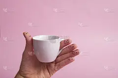 有趣的手指。手捧着白咖啡杯。早上好概念。在爱情中画上幸福的手指微笑