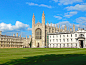 区别于圣约翰的贵族气息，国王学院则显得亲民很多，学院80%的学生都来自英国的政府学校。不过与大部分时间游客可以自由进出的圣约翰相比，国王学院则是限制开放，每周都有固定参观游览学院的时间。剑桥也有一些根本就不对外开放的学院，这和大部分学校强调的开放校园理念完全不同，剑桥可以说是名副其实的封闭象牙塔。