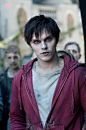 温暖的尸体  warm bodies

问：如何深入了解你的女神？答：吃掉女神前男友。

我一般是不看僵尸片的，因为害怕，因为音乐太吓人，因为胆小。我知道这理由听起来好像不靠谱，但是电影我是有所取舍的。这部电影是因为网上评价才来尝试一下的，当然这部所谓的“僵尸片”没有让我失望。

故事背景是某种原因造成僵尸盛行，人类被逼在角落苟且生存，至于是因为生化危机还是核弹污染这都不重要，因为这就是一部爱情电影。主要情节是：呆萌男主僵尸R，吃掉女主前男友的脑浆子，然后获得他关于女主的记忆。然后R喜欢上了女主，并且使自