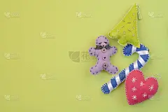 op视图手工圣诞饰品或装饰品孤立在绿色表面与复制空间