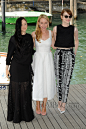 当地时间8月27日，艾玛·斯通 (Emma Stone) 身穿Proenza Schouler上衣搭配Christian Louboutin高跟鞋现身威尼斯参加电影节活动。