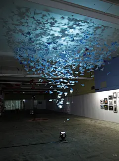 艺术家Taegan Roberts在澳大利亚维多利亚Geelong青年艺术馆展出了自己的装置艺术：他将1000只用纸折叠的蝴蝶悬浮在空中，下面仅用一盏白灯照明，呈现出美妙的视觉效果。他将这座装置艺术命名为&quot;她振翅高飞&quot;用来纪念自己的母亲。在艺术家Taegan的眼里，自己的母亲从小独自一人抚养两个孩子长大，她有着乐观的生活态度，意志坚定，热心肠，他觉得1000只高飞的蝴蝶恰恰能代表自己母亲的母亲。