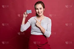 年轻的亚洲女子指着一张空白卡片。