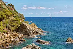 天然岩石，海湾和清澈的地中海水