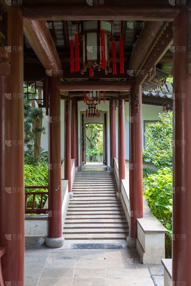 中国传统建筑古典走廊木柱石阶