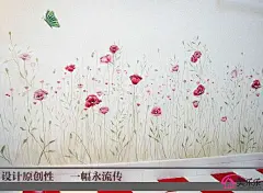  手绘墙在装饰中体现最个性的地放就在于展现主人的个性风采。依照主人的装修风格和爱好设计出满意的手绘墙画。一般手绘墙画很少在整个房间全部装饰，作为家里的重要装饰出现在墙上未知的选择尤其重要。如果给客厅楼梯绘制，那就可以画棵大树， 如果装饰阳光房，那就可以绘制上太阳，再加上花草虫鱼。儿童房的话就绘制一些卡通的花草、动物等，在客厅比如说电视背景墙我们可以选择藤蔓类比较简单的图案，也可以选择抽象性的图案。如果是开关位置的地方，那就需要以较小的图案如花朵，树叶来装饰。不同类型的手绘墙，位置选择不同， 绘制的主题选择