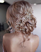 Hairstyles Made For A Breezy Beach Wedding : When the sun is hot and the breeze is blowing, you’re going to want to make sure you have the perfect bridal hairstyle that will keep throughout the extent of the day. Here are our 5 favorite ways to get that b