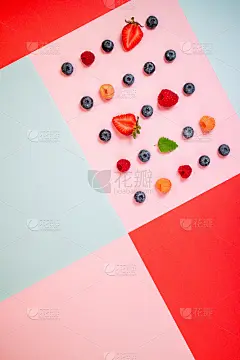 时尚多彩的夏日背景。夏季浆果的创意背景。平躺