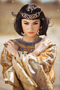 美丽的女人，与时尚化妆和发型像埃及女王克娄巴特拉在户外对沙漠有风的天气