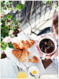 Morning breakfast shot of croissants, eggs, and coffee
早餐咖啡