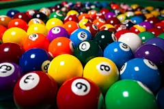 悠哉台球室干净的彩色台球摄影图片