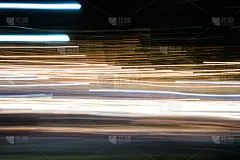 在运动中的多色城市灯光光束的抽象，移动多彩的线条或光画LED建筑抽象在繁忙的城市灯光轨迹背景。