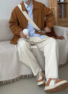 有被惊艳到❗️❗️焦糖色的教练夹克也太好看吧 : 平时搭配色一般以黑白灰的基础色为主，亮色的衣服确实不太好搭配，但今天这个橙色系穿搭还是比较不错的。内搭一件蓝条纹衬衫，米白色牛仔裤➕橙色的板鞋和外套相呼应，这件焦糖色夹克穿上就非常好看了。 #ootd