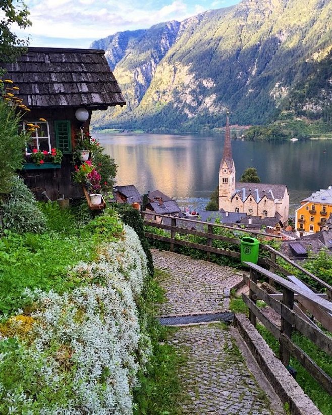 有着“欧洲最美小镇”和“世界上最美丽的湖...