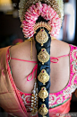 南印度新娘的发辫装饰，这种金晃晃繁复的风... 来自凤翅金盔泛妖光 - 微博