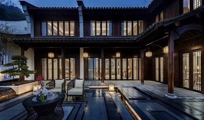 中式院落

青砖黛瓦、木门铜锁

小桥流...