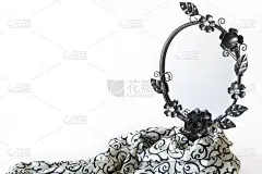 白色背景上的黑镜。同情，悲伤和慰问的概念。本空间