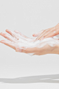 Der ACWELL pH Balancing Soothing Cleansing Foam reinigt die Haut gründlich, hinterlässt ein frisches Gefühl und beruhigt die Haut. Die cremige Textur mit feuchtigkeitspendenden Inhaltsstoffen wird zusammen mit Wasser zu einem reichhaltigen Schaum. Zudem s
