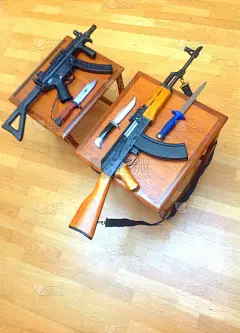 60年代桌上的AK47 MP5卡口和潜水刀