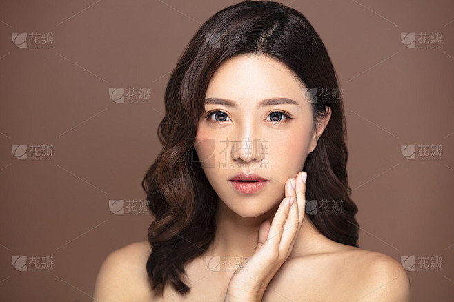 美丽的年轻女子，有着自然的妆容和干净的皮...