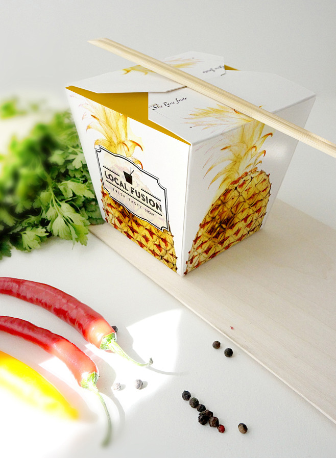 [模库]单个侧面菠萝纸盒包装室内实物样机...