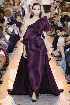 ˇ青城梦远采集到Elie Saab F/W 2018 Couture