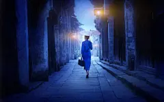 临窗听雨，一纸忧伤于笔尖萦绕；相思太深，经不起那一帘夜雨的轻吟浅叩。那些不舍的背影，就这样转身在记忆的雨雾迷蒙中，直到消失不见。生命，应该珍惜的东西实在太多太多，因为你永远都无法预料，下一秒将会发生什么，亦或失去什么……/心柔/#滚滚红尘# http://url.cn/Foik53