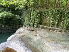 自然的壁纸。高山湖泊，河流或瀑布在丛林，森林或野生动物与清澈的蓝色的水，藤本植物，树木和茂盛的植被