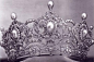 这顶王冠是奥地利珠宝商Kochert 制造的，是弗兰茨约瑟夫皇帝送给他和茜茜公主的小女儿玛丽法莱利公主的。 