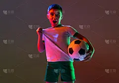 男孩的裁剪肖像，孩子，足球运动员在霓虹灯梯度背景孤立