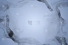 水彩背景与抽象冷蓝色墨水波和银色飞溅。