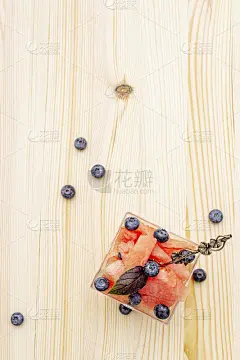 新鲜的夏季水果甜点。甜西瓜和蓝莓，紫罗勒叶。玻璃碗，健康食品理念
