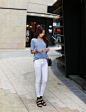 简约白色小脚裤今年流行，搭配蓝色宽松T恤，简约韩范儿哦！