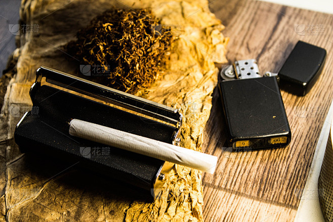 吸烟的配件。捻制香烟、烟草和纸张的机器。制造过程。