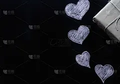 创意爱情概念情书和心形画在黑色黑板上