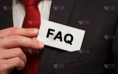 商人把带有文本FAQ的卡片放在口袋里