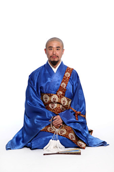 木屐-花瓣网|陪你做生活的设计师 | 452372_Portrait of Japanese monk_创意图片_Getty Images China