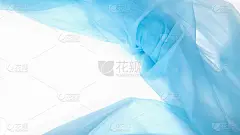 优雅的淡蓝色薄纱孤立在白色背景上。本空间