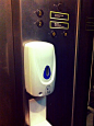 新加坡机场电梯内的洁手器，干净、人性,ning
