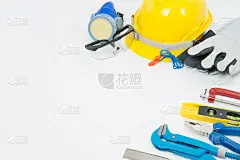 许多类型的标准建筑安全工具在白色背景。