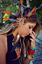 Tribal Feather Ear Cuff ，部落感十足的耳后装饰羽毛，在不少亚洲和印第安部落中，羽毛是自由的象征，甚至是身份地位的象征，部落中祭司和首领佩戴的羽毛色彩更为炫目，更为珍贵。更有印第安部落的战士有着这样的风俗：每杀死一个敌人就在头饰或帽子上加插一根羽毛。