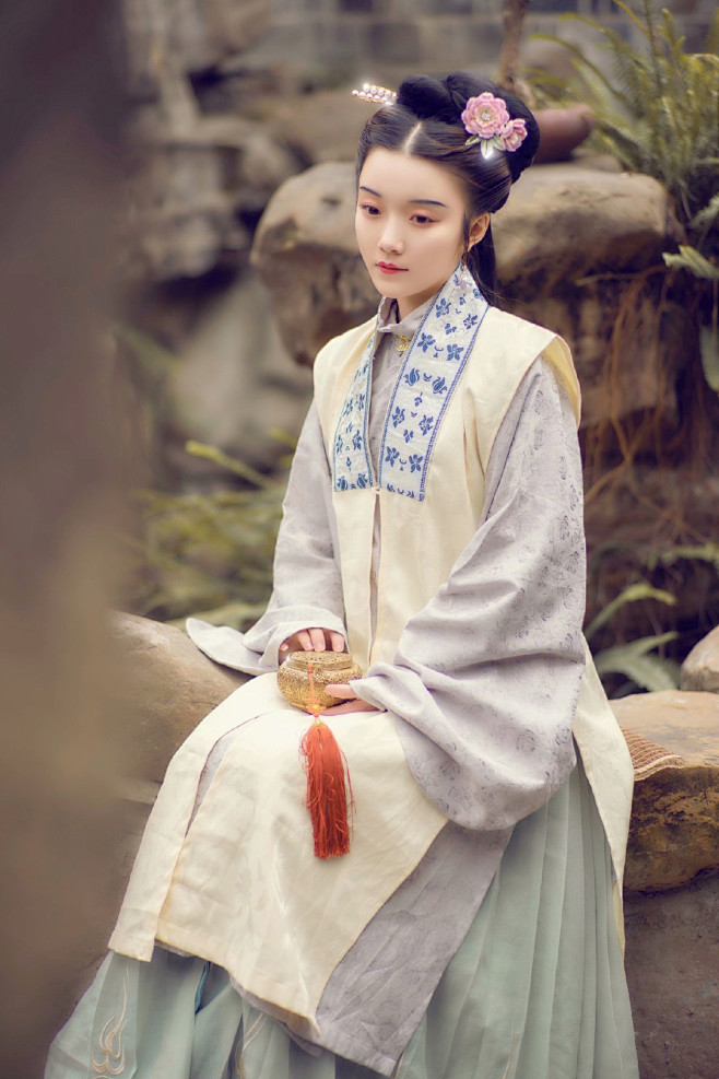 小阁藏春，闲窗锁昼，画堂无限深幽。篆香烧...