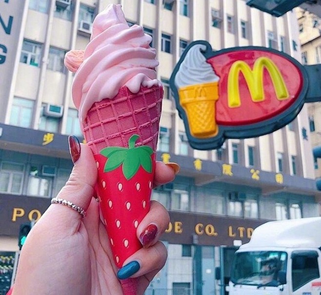 草莓甜筒冰激凌 ​​​​