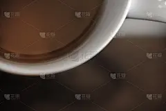 近距离上视图的一杯药草美味的茶孤立突出在一个模糊的木制背景
