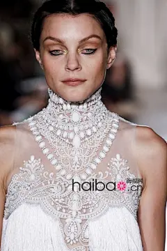 【图】玛切萨 (Marchesa) 2013春夏女装秀场彩妆赏析：浓眉大眼“金箔”妆，扮演奢华印度女郎！_第2页_Marchesa_海报时尚@北坤人素材